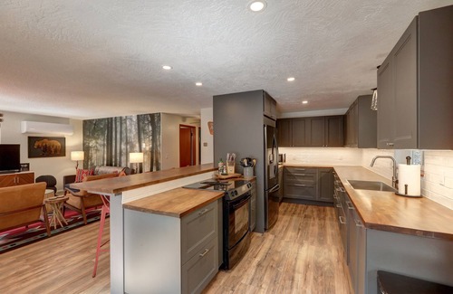 Hoodsport Cabin | Hiker's Retreat, NEW Hot Tub & FirePit, EV Charger