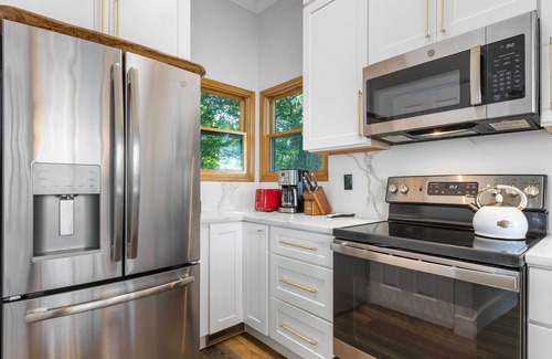 Mountain Air Condo | Hiking On-Site: Mtn-View Burnsville Condo!