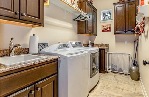 Austin House | Hill Country 5 Acre Ranch Home Heated Pool/Views Mins to Wineries & More!