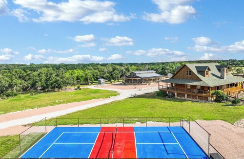 Wimberley Cabin | Hill Country Stargazing + Firepit & Pickleball Fun