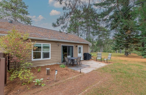 Minocqua House | Hill Hideaway Unit 2 – Pet-Friendly, Mid-Term Lake Retreat