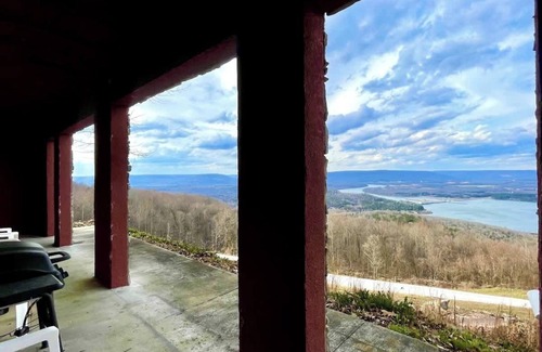 Bryant House | Hill's HideAway with a hot tub & great views!