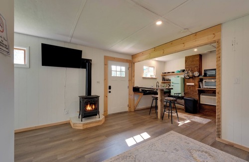 Hillsgrove Cottage | Hillsgrove Creekside Cabin: Close to Hiking