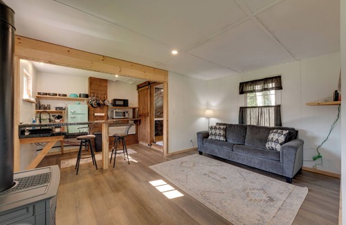 Hillsgrove Cottage | Hillsgrove Creekside Cabin: Close to Hiking