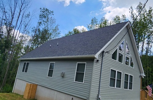 Lake Ariel Ski Chalet | Hillside Chalet "The Beagles Nest" minutes from the beach ! New Construction
