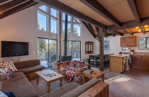 Serene Lakes House | Hillside Haven