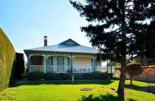 Daylesford House | Hillside - in central Daylesford, period home close to lake, shops and day spas