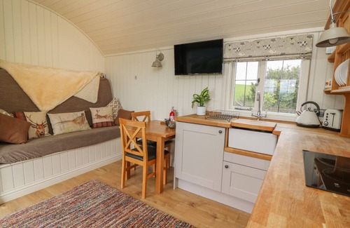 Rhayader Apartment | Hillside View Shepherds Hut Sleeps 2