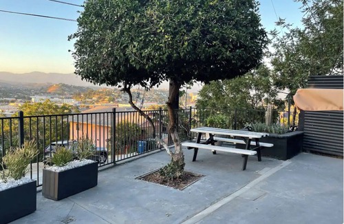 Los Angeles House | Hilltop Haven LA: Mountain Views & Luxury King Bed near Excellent Food!
