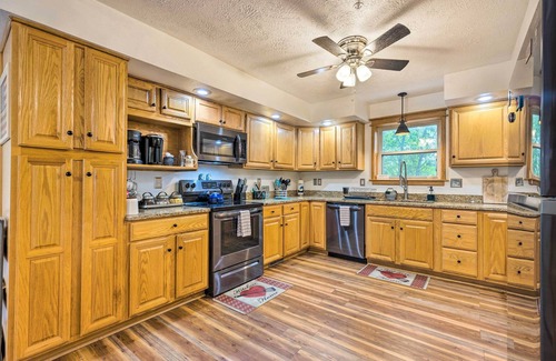 Branson House | 'Hilltop Hideaway' Branson Home w/Trampoline!