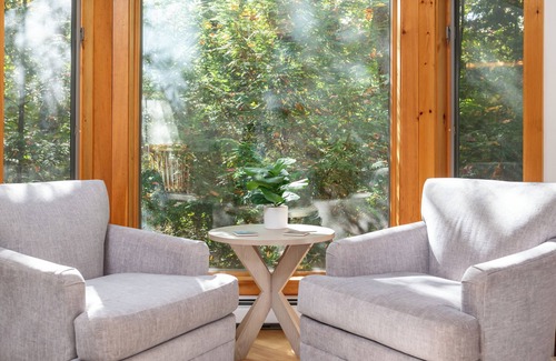 Grantham House | Hilltop Hideaway- Gorgeous Fall foliage, 4 bed, 3 ba; EV charger: