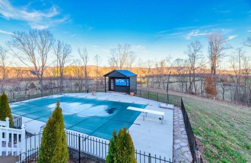 Roseland House | Hilltop Hideaway - Pool - Jacuzzi - Ping Pong - 12 guests - Fireplace - Mountain Views - Pets are allowed by request