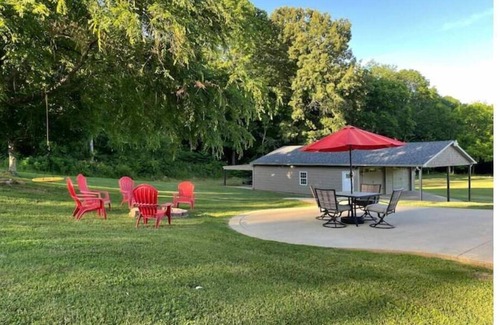 Ashland City House | Hilltop Hideaway w/Hot Tub Close to Nashville