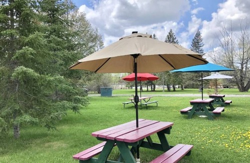 International Falls Cabin | Hilltop Lodge Standard Queen - Room 105