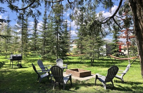International Falls Cabin | Hilltop Lodge Standard Queen - Room 104