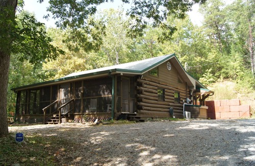 Tellico Plains Cabin | Hilltop Log Cabin with Water Effect
