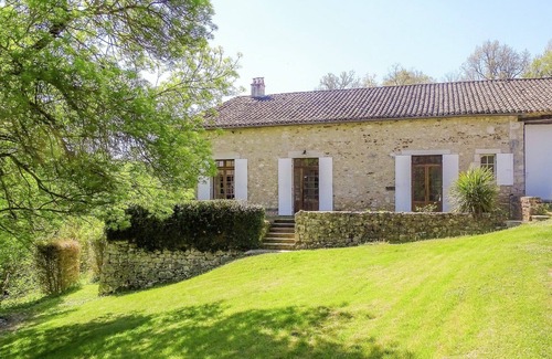 Sigoules Villa | Hilltop Mansion with Pool