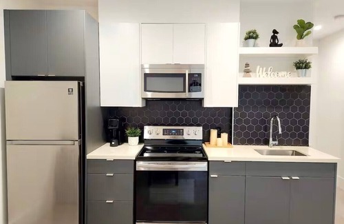 Britannia Beach Apartment | Hilltop Retreat - Private Entrance & Parking