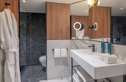 Puteaux Hotel | Hilton Paris La Defense Hotel