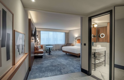 Puteaux Hotel | Hilton Paris La Defense Hotel