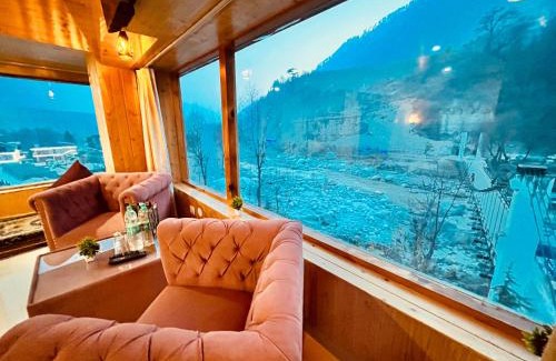 Kadipur Hotel | Himalayan Fort Resort, Manali - ! Riverside Property ! Big Garden with Bonfire ! Guest Preferred ! Scenic River & Mountain View ! Big Parking ! Luxury Balcony Rooms ! Playing Zone ! Property of the Year