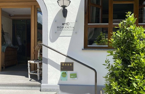 Erpfingen Apartment | Himmelberg suite, 42 sqm, bathroom with bathtub