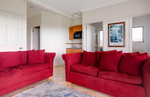 Nangkita House | Hindmarsh Hideaway- Waterfront, pet friendly, NBN,Private jetty