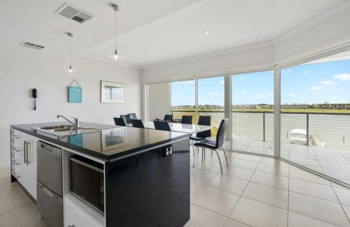 Nangkita House | Hindmarsh Island - Linen Included - Waterfront - Luxury