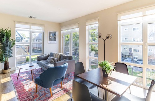 Newtonville Apartment | Hip 1BR Apartment in Austin Near MBTA & Parks