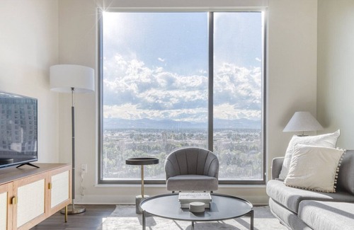 Golden Triangle Apartment | Hip Golden Triangle 2BR w/ Pool, Gym & W/D, next to Park, by Blueground