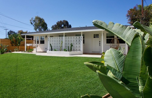 Townsite House | Hip 'South Jetty Bungalow' - Yard w/Hot Tub, Fire Pit + A/C + Washer/Dryer