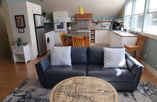 Geneva Apartment | Hip & Sunny Lake Whatcom Apartment