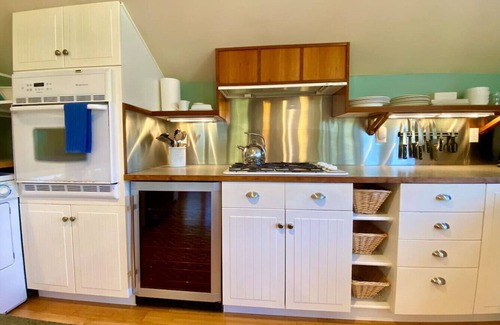 Geneva Apartment | Hip & Sunny Lake Whatcom Apartment