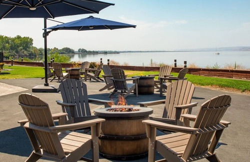 Boardman House | Hire Motorized Watercraft on Site! 4 Modern Spaces w/ Breathtaking Views, Pool