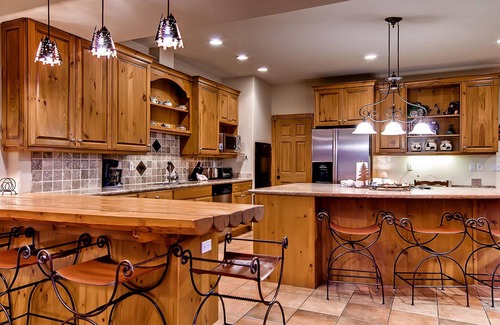 Warrior's Mark West House | His High Place: Private Hot Tub, Beautiful Views, Ski Area Access, Shuttle