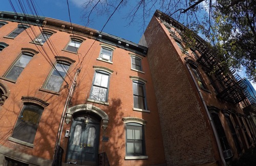 Paulus Hook Apartment | Historic 1869 Brownstone apartment 15 min to NYC downtown