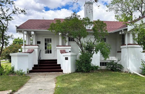 Miles City House | Historic 2-bedroom bungalow with AC, WiFi