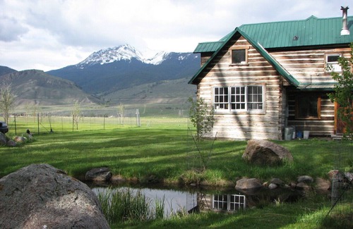 Gardiner Cabin | Historic 2 Story Hand-Hewn Log Cabin Next to Yellowstone Park