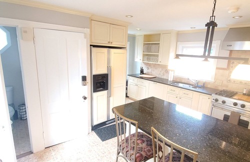 Top of the Hill Apartment | Historic 3 bed with roof deck