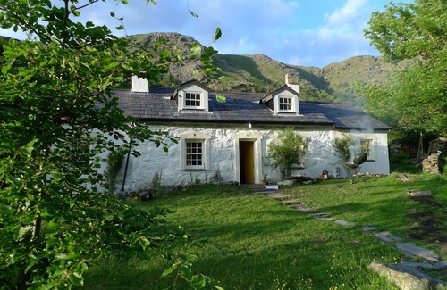 Nant Peris Cottage | Historic 3 Bedroom Cottage llanberis Pass, stylish renovation - views of Snowdon