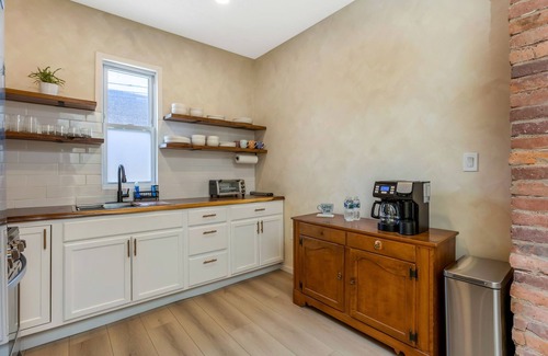 Franklin Park House | Historic 3BR+loft Home Between Franklin Park & East Market w/Private Gate