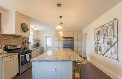 St. Charles Historic District House | Historic 4‑BR Farmhouse Steps to Main Street