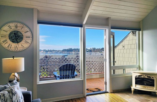 Newport Condo | Historic Bayfront! Stellar Bridge & Bay Views! Bay Dreaming