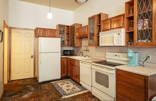 De Soto Apartment | Historic building with comfortable rooms in De Soto