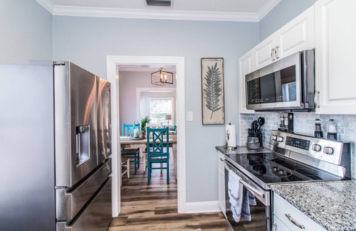 Lakeland Cottage | Historic Cottage Near Florida Southern College ~ Dogs Welcome~ Walk Everywhere