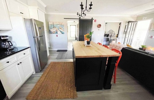 Delafield Apartment | Historic Downtown- King Bed-St Johns Acad-Shopping