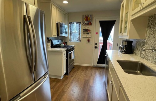 Prescott House | Historic Farmhouse -3 Bedroom - Walk to Courthouse Square & Whiskey Row
