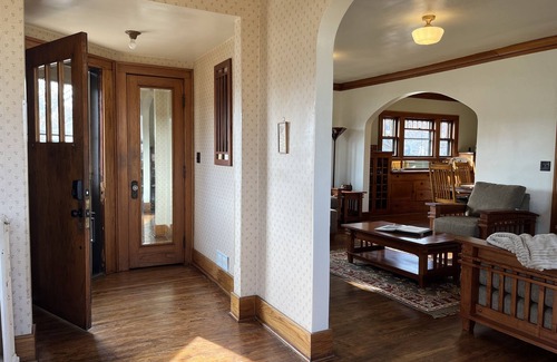 Hutchinson House | Historic home in downtown. Walkable. 7 beds. Wedding prep area available!