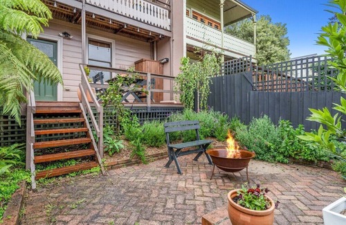 Glebe House | Historic Home with Views. Close to City Sleeps 6.