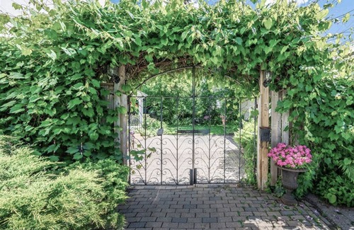 Cambridge House | Historic house in Cambridge, just a 5 minute walk down the hill to Old Galt.